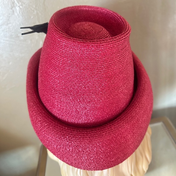 OUTSTANDING DESIGNER 1940s\' ROSE RED STRAW HAT WITH NAVY FEATHER \